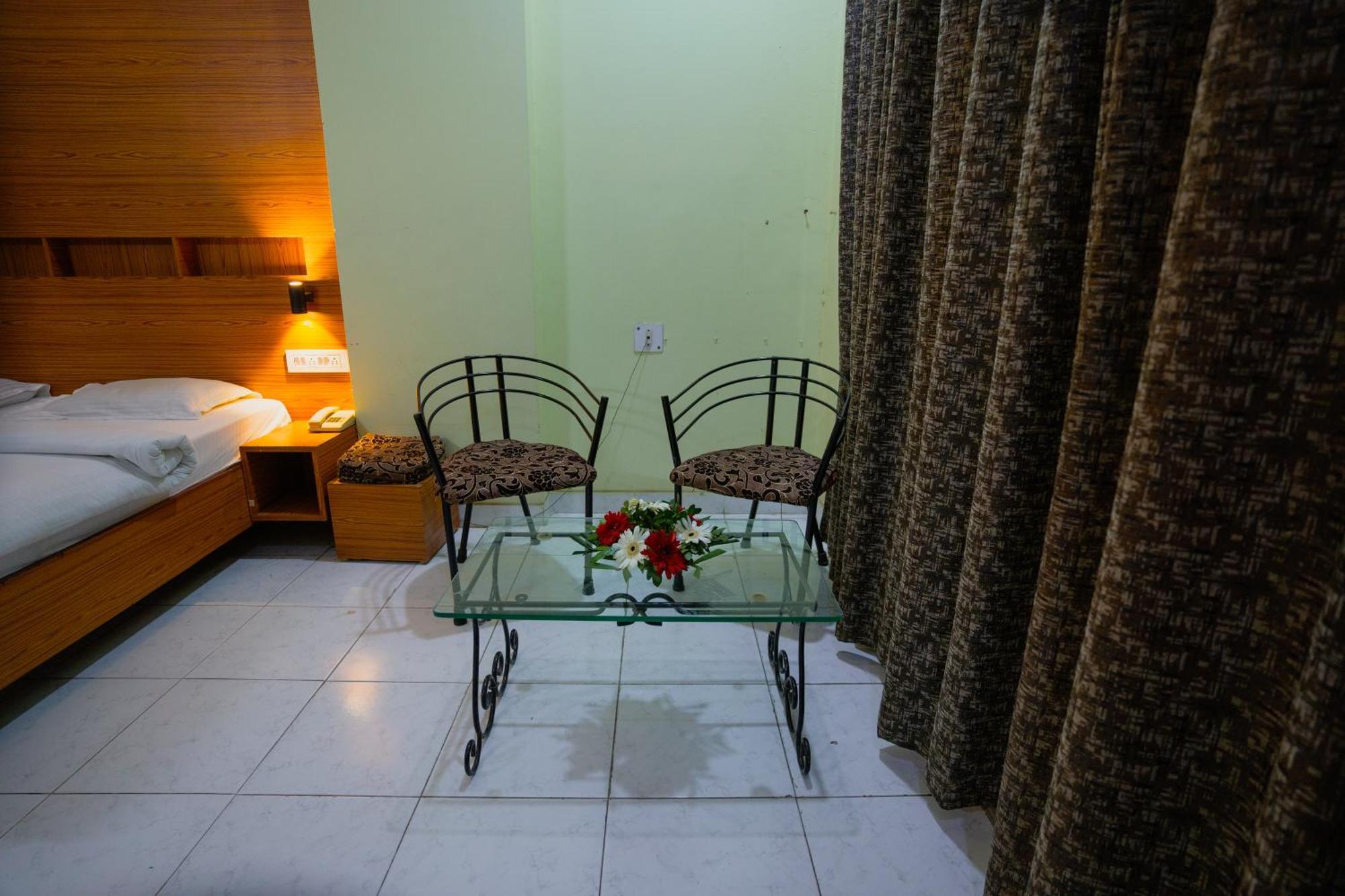 Hotel Girdhar Mahal Indore Exterior foto