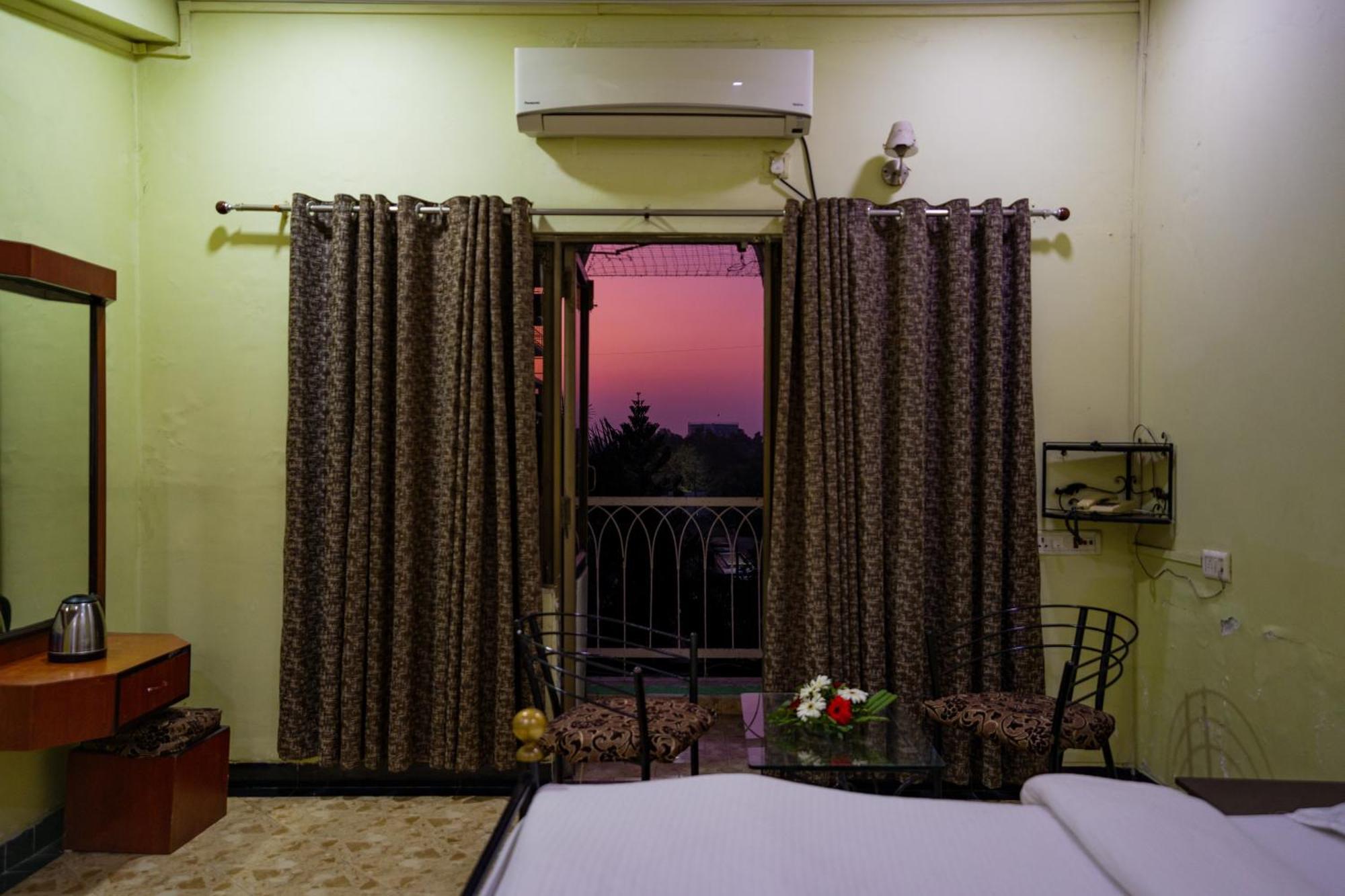 Hotel Girdhar Mahal Indore Exterior foto